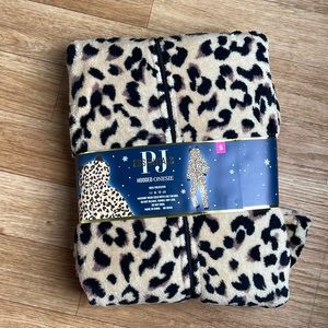 Cheetah essential onesie size small nwt